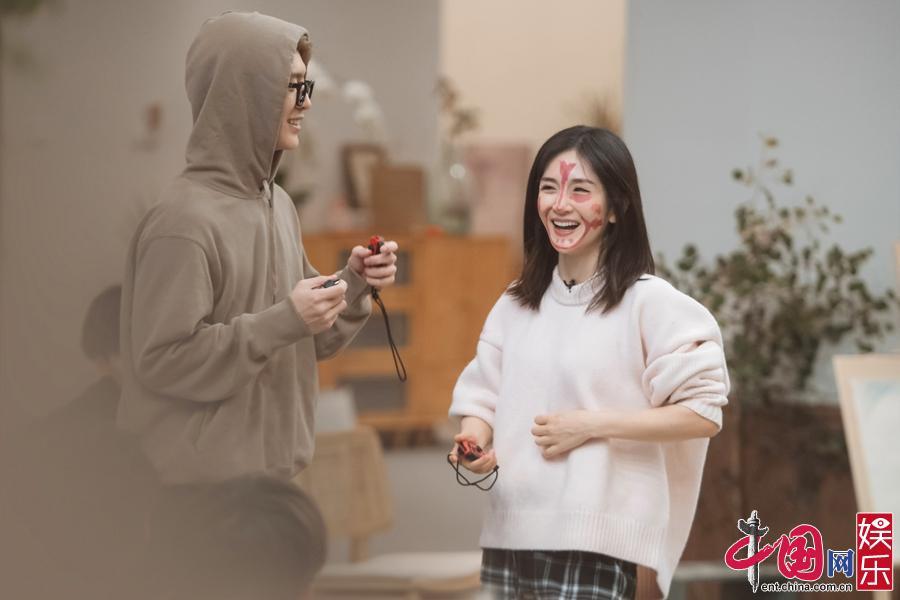 《朋友请听好》何炅现场教阿拉伯语 谢娜易烊千玺斗舞