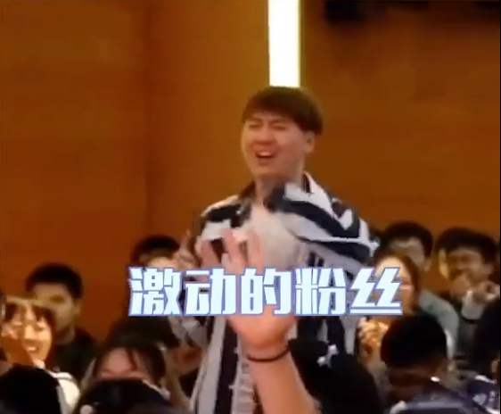 “从没有男人为我这样”男粉丝拥马思纯入怀激动落泪