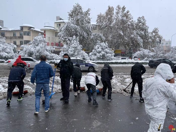 初雪暖情 槐荫区战风雪的温暖瞬间