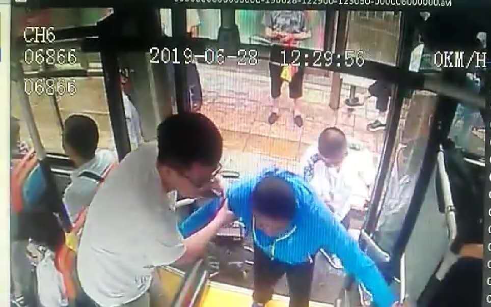 暖暖哒！雨天，众市民合力助轮椅老人乘坐公交车