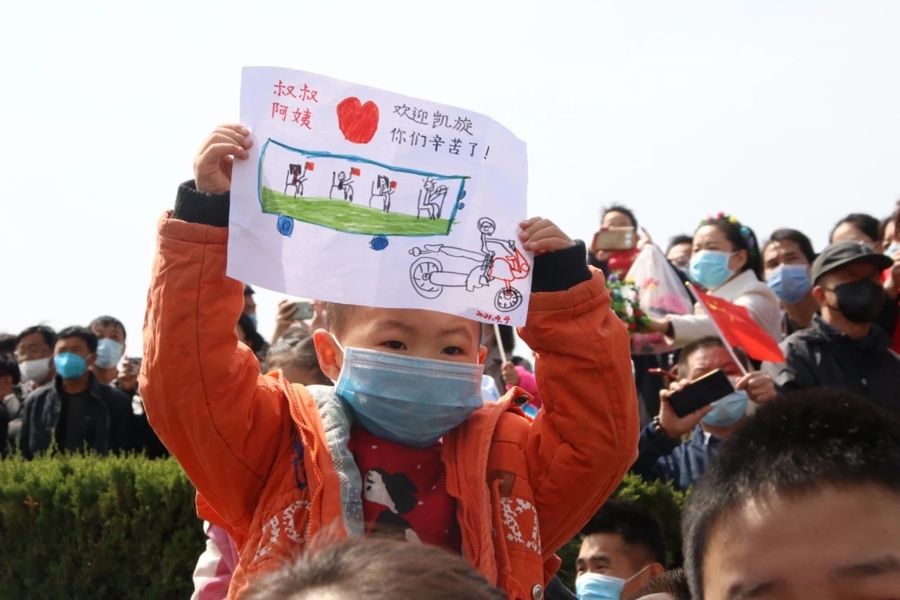 万家团圆之时，他们逆行出征。春暖花开之际，英雄载誉凯旋！