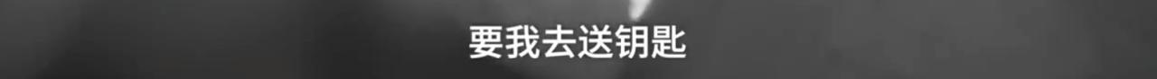 成年人的世界没有容易二字！大叔深夜坐马路中崩溃哭诉，连说”生活太难太累”