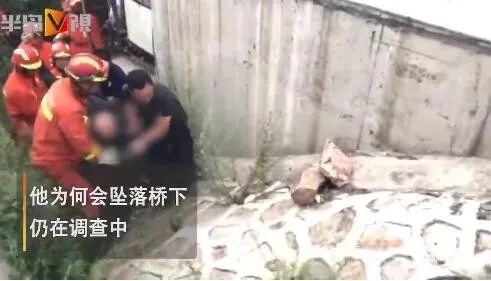 男子坠下胶州湾大桥 伤势严重！消防破拆栅栏救援