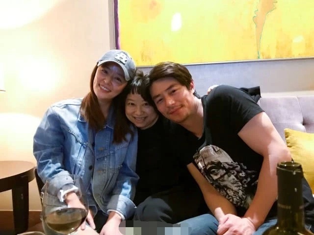 林心如与舒淇等好友聚会，霍建华陪老婆身边露搞怪笑容