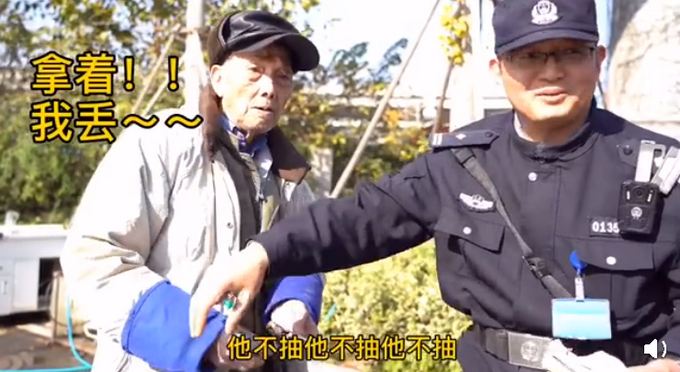 大爷是个社会人！90岁迷路大爷感谢民警，急得民警各式三连击