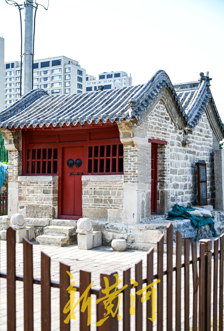 426岁老建筑平移后修缮 建小广场成社区微景观