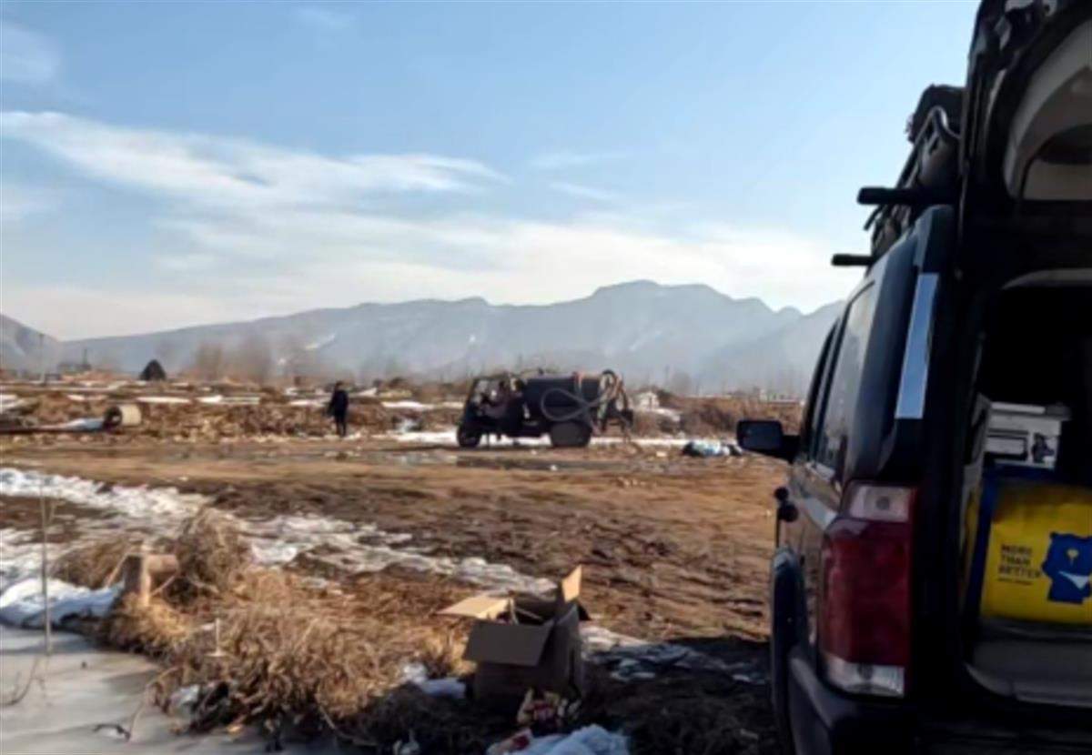 过粪了！客露营拒付费村民粪车浇地 一闻一个不吱声