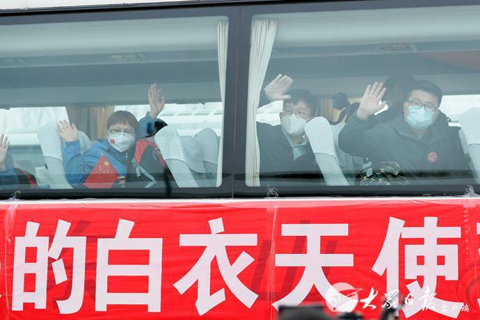 山东省援助湖北第五批返鲁人员凯旋 刘家义到机场迎接