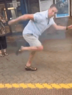 女儿返校，老爸火车外搞笑狂奔的视频火了！网友笑着笑着就哭了