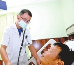 外科医生“钓了两条鱼，救了两个娃”