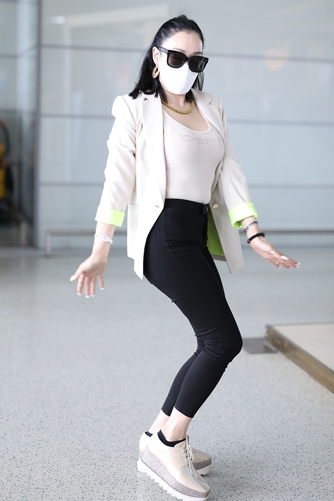 魔性十足!钟丽缇机场教大叔跳无价之姐 这舞蹈太上头了