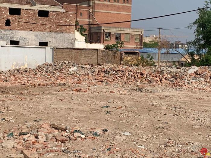 【啄木鸟在行动】章丘区隅头公交站附近渣土和建筑垃圾裸露