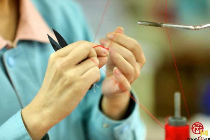 缝纫女工：一针一线　用“匠心”缝制人生