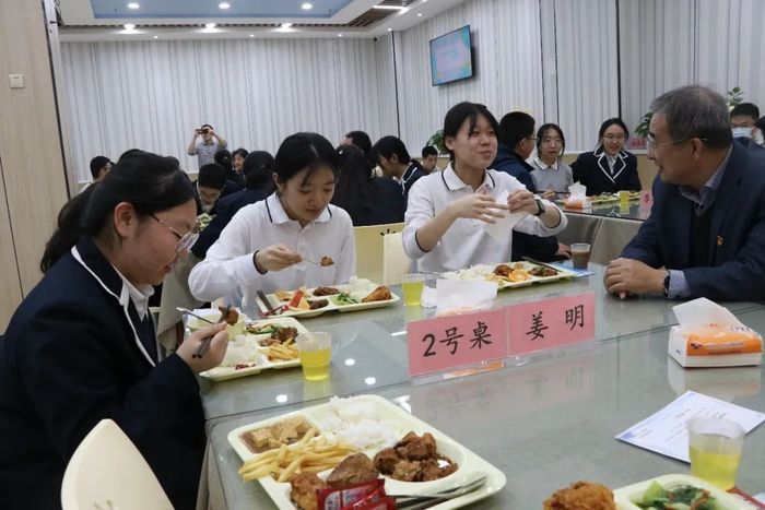 济南外国语学校学生在“荣誉餐厅”与校长共进午餐