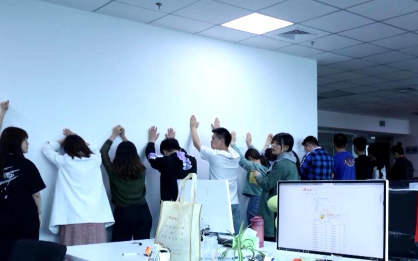 央视调查套路贷：网红被逼跳楼，两个月借一千五还50多万