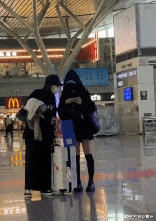 吳昕火車站練舞 網友調侃：這是練魔怔了吧