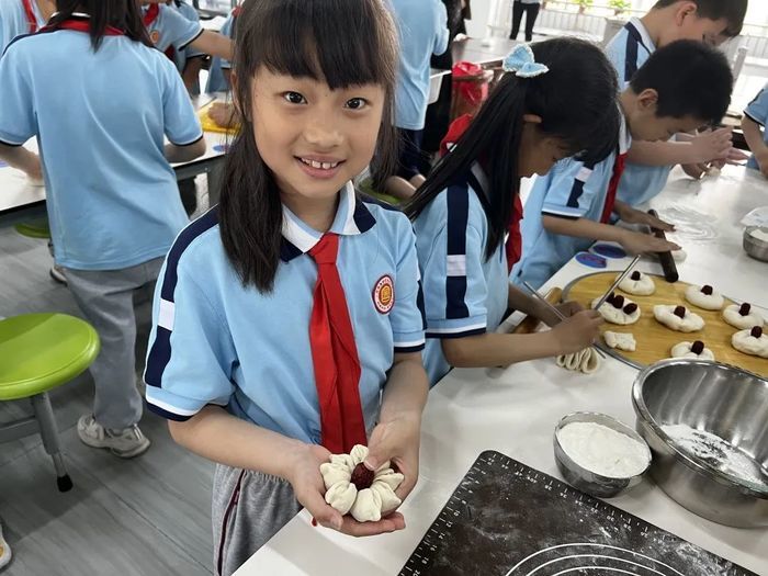 蒸花馍、做莲花鸡蛋羹……金谷小学美食课程这样上