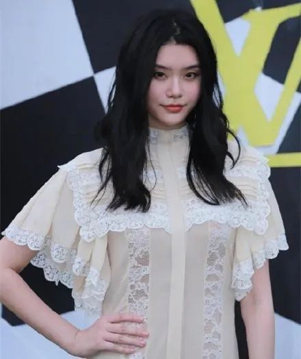 奚梦瑶产后首次公开亮相|LV大秀明星生图:奚梦瑶产后首次公开亮相脸浮肿,热巴显老朱一龙瘦成竿