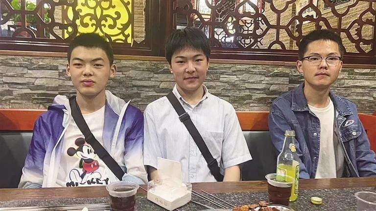 济南99岁老人资助的“三胞胎”都考上大学了，其中一人被清华录取