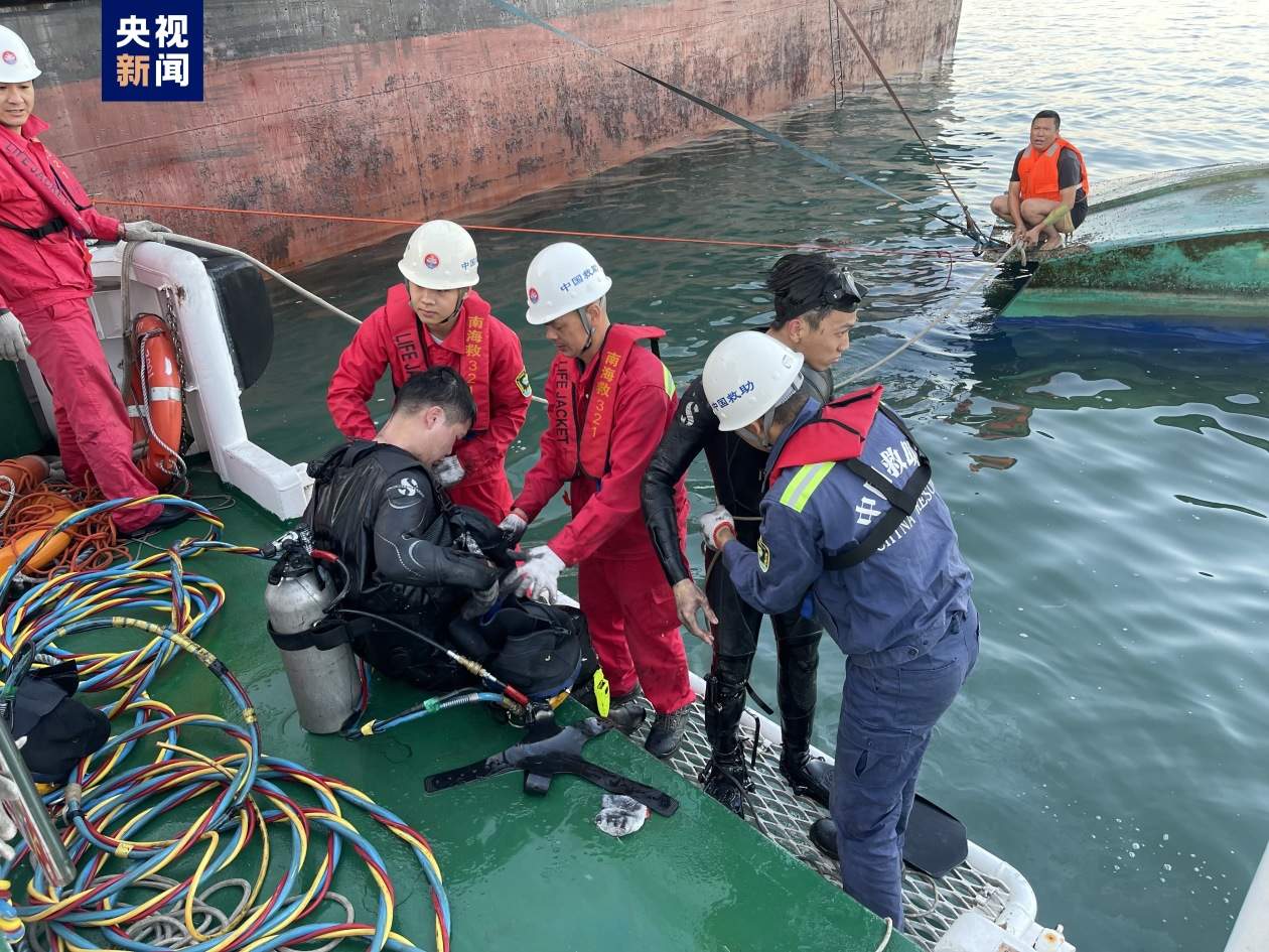广东深圳一渔船翻扣两人被困 救助潜水员紧急救援