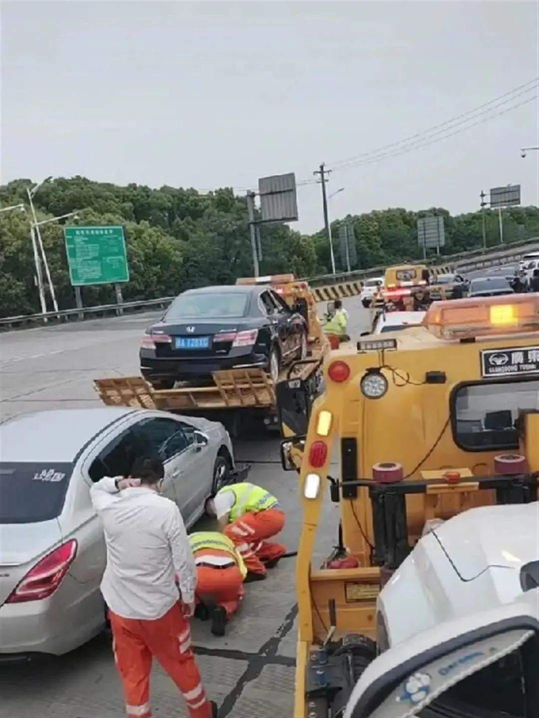 数十辆车爆胎现场有汽修广告？高速公司回应