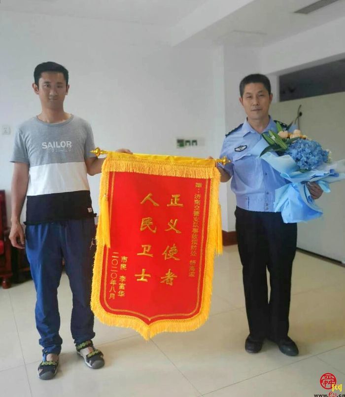 警服在心不在身，偶遇事故3秒上岗无缝衔接