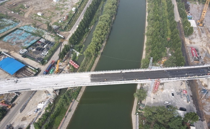 济郑高铁山东段跨小清河特大桥展现雄姿