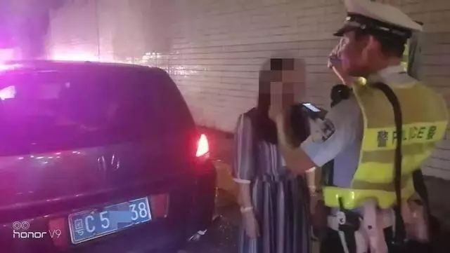 女子醉驾被查，竟甩锅给鹅和朋友！还对交警发出灵魂三连问