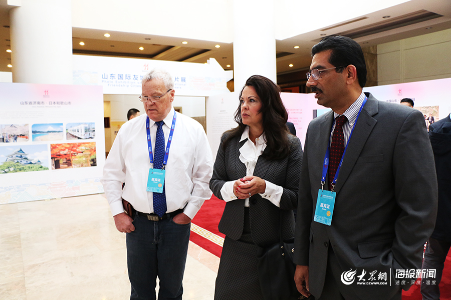 33国的外宾们来了！山东国际友城40年图片展成“打卡地”