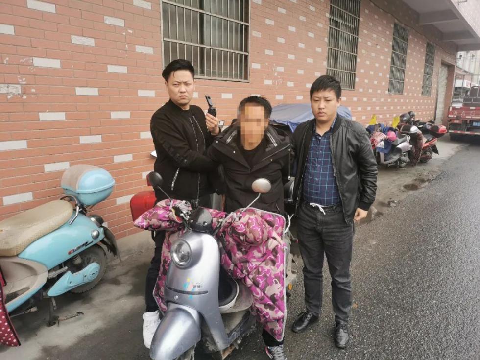 男子用螺丝刀、扳手、剪刀挖墙洞偷32部苹果手机，次日被抓