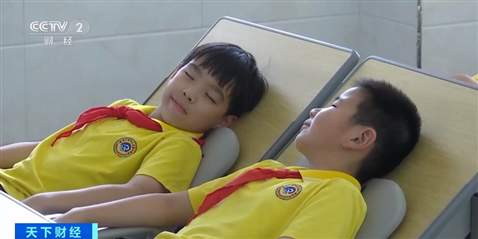 课桌椅变成床、教室变“宿舍”!福建泉州一学校可躺睡桌椅火了