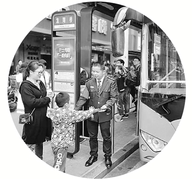 尴尬 公交车上的暖心伞借出741把还回来94把