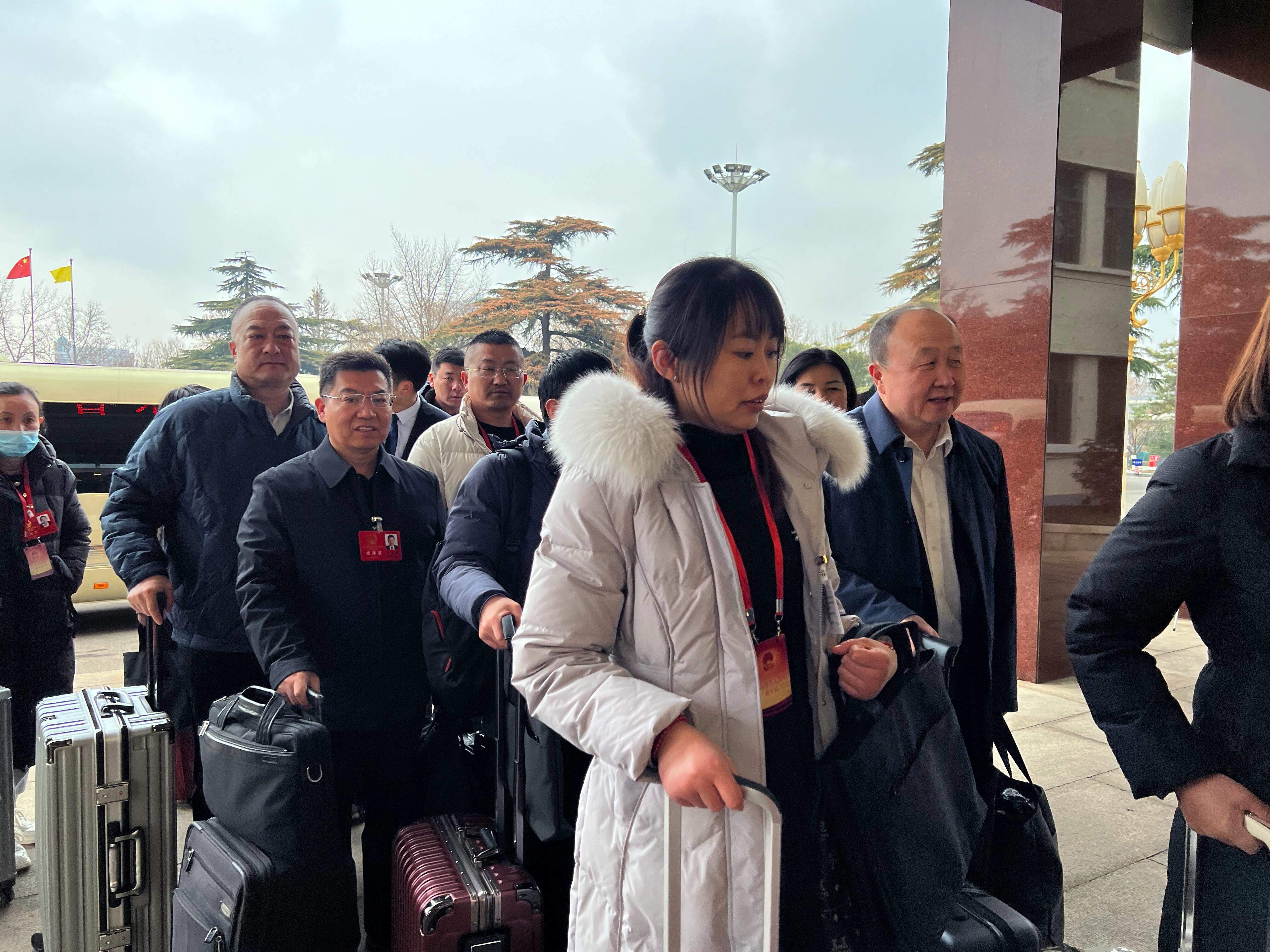 山东进入“两会时间” 怀揣“民声” 省人大代表陆续抵达住地向大会报到
