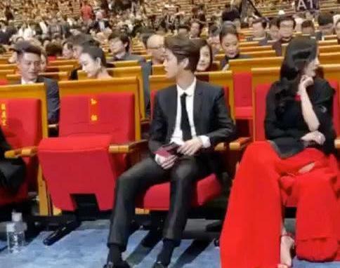 有点甜！魏大勋N次偷瞄杨幂被抓包，粉丝竟高票支持两人在一起