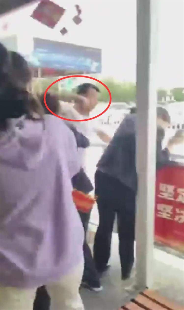 西安兵马俑景区女讲解员疑遭“黑导游”殴打，游客出面作证，警方介入调查