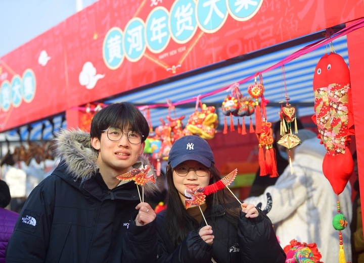 农历新年临近，年货大集开张