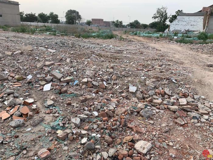 【啄木鸟在行动】章丘区七贤居茶庄附近建筑垃圾未完全覆盖