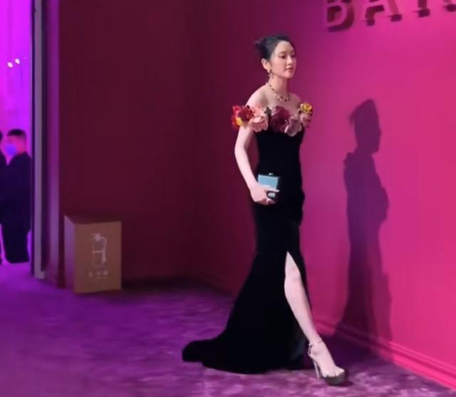 唐艺昕产后身材|唐艺昕产后身材与怀孕前别无二致 气场十足