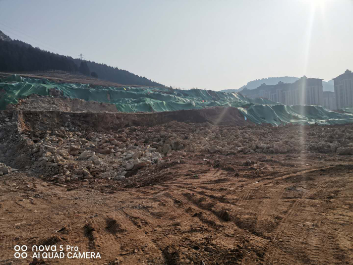 【啄木鸟在行动】济南鲁能领秀城P5地块房地产开发项目建设 施工现场大面积渣土和碎石裸露
