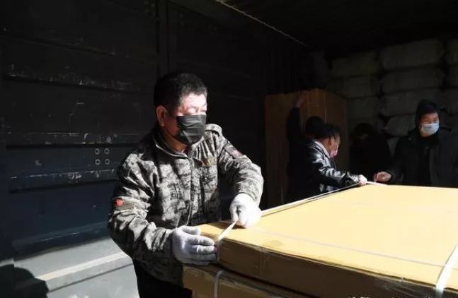 宅在家中的日子里，这13个普通人的故事，看哭了……