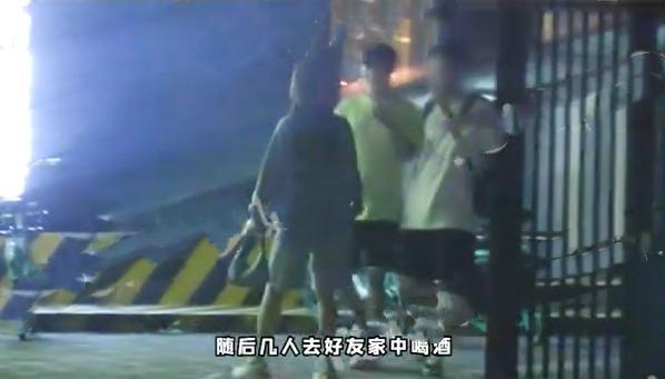 【吃瓜围观】李汶翰易易紫恋情曝光再升级 当街搂将其“扑倒”在车头