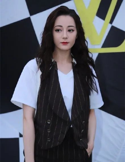 奚梦瑶产后首次公开亮相|LV大秀明星生图:奚梦瑶产后首次公开亮相脸浮肿,热巴显老朱一龙瘦成竿