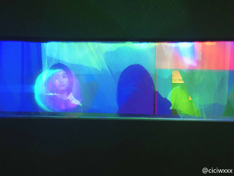 汪峰长女晒短发美照 章子怡“威胁”：再剪短打屁股