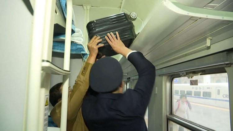 暖心！准妈妈火车上突然生产 广播员变身接生员