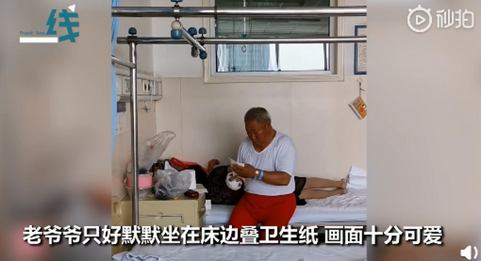 老奶奶去探病自己躺病床睡着了！网友:这是最浪漫的爱情