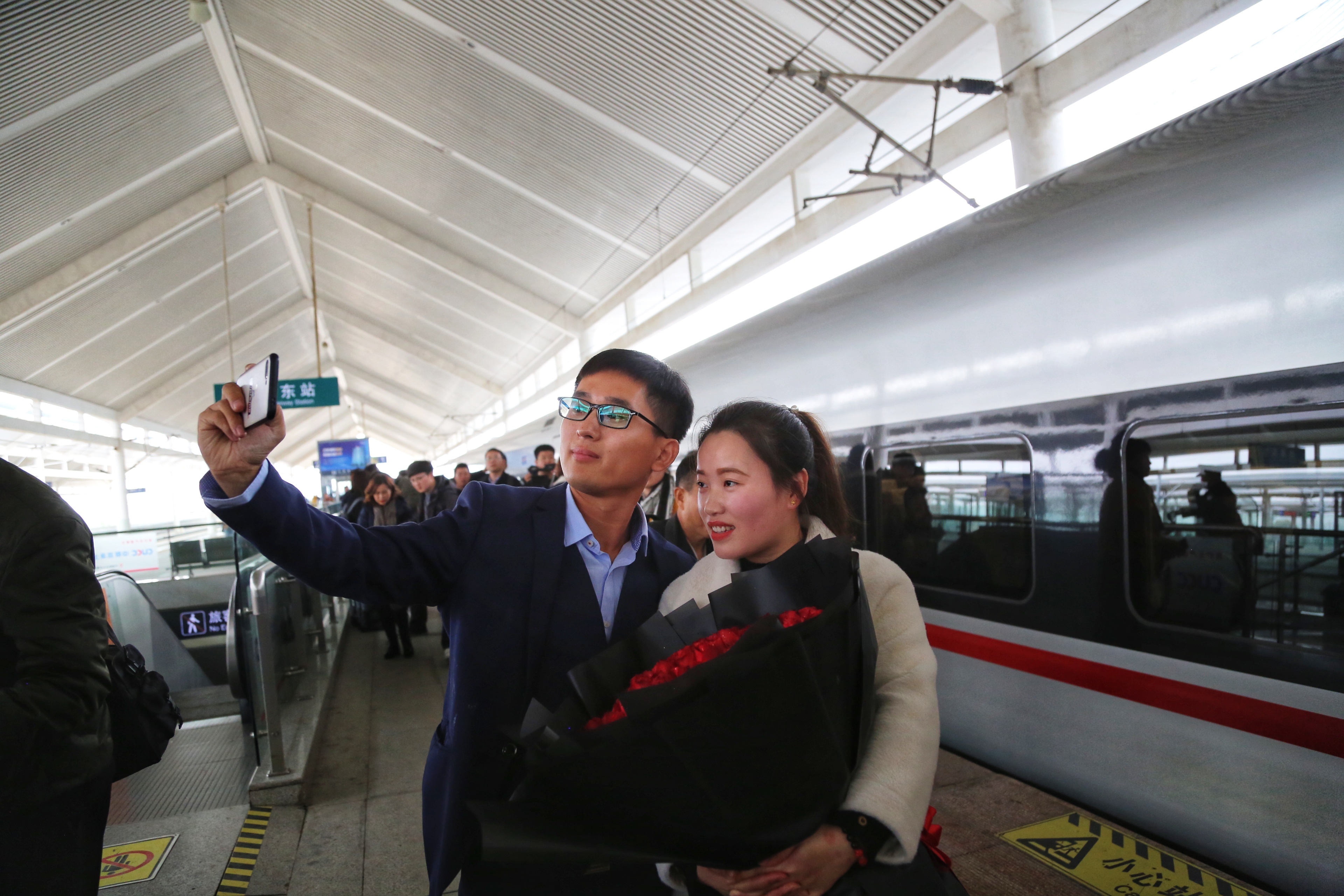 婚期一推再推：在刚刚开通的鲁南高铁上，建设者完成特殊的告白