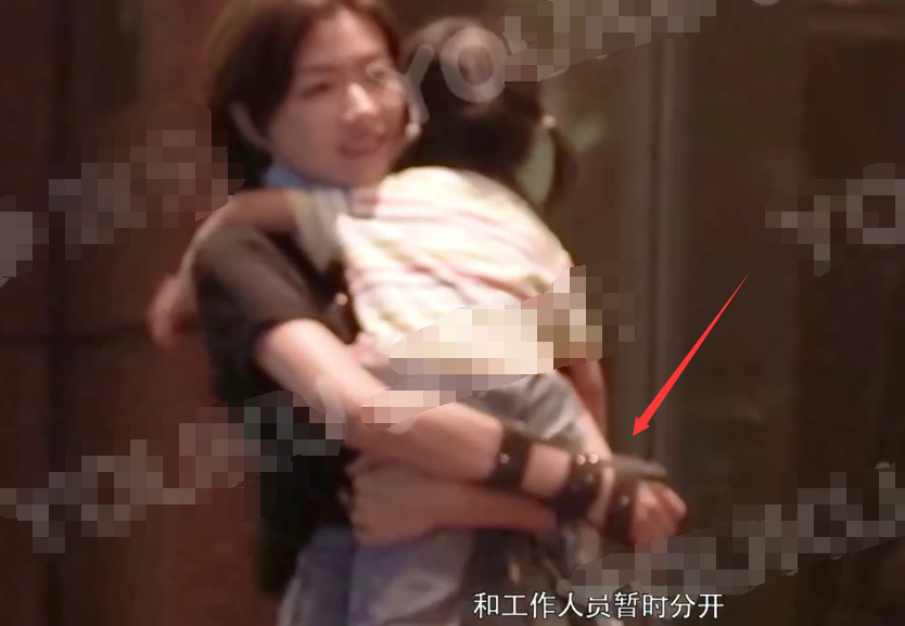 女儿|神秘老公疑曝光？万茜与女儿团聚，三人牵手同行温馨有爱