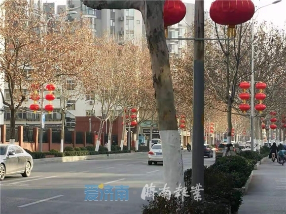 大红灯笼挂起来 扮靓街头年味浓