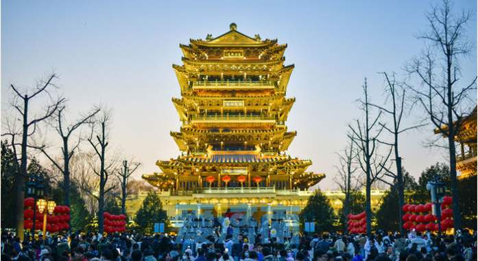 超然楼灯一亮，DNA就动了！上千人齐聚大明湖畔观赏亮灯瞬间