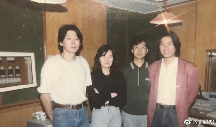 高晓松学鲜肉带帽子口罩出街 笑侃镜中依旧“矮大紧”